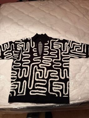 Black & White Patterned Men’s Short-Sleeve Sweater